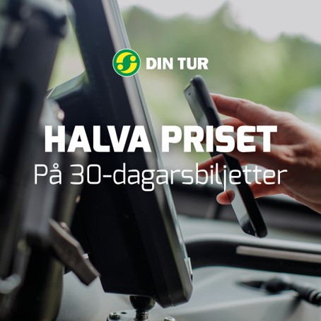 Mobil som hålls mot en betalstation på en buss med Din Turs logotyp och vit text.