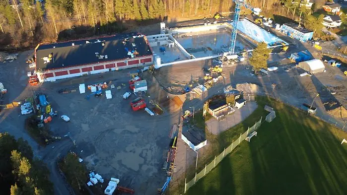 Flygvy över en byggarbetsplats.