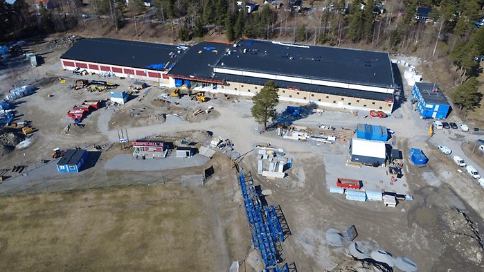 Flygvy över byggområde av nya idrottshall. 