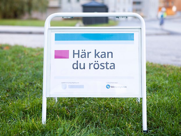 Gatupratare med texten Här kan du rösta. 